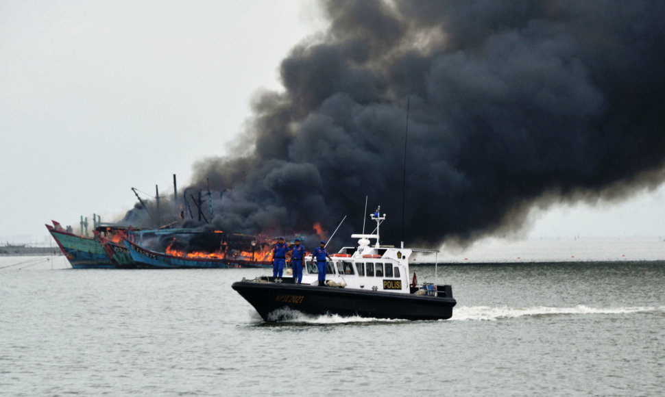 Indonezijos pareigūnai naikina brakonierių laivus.
