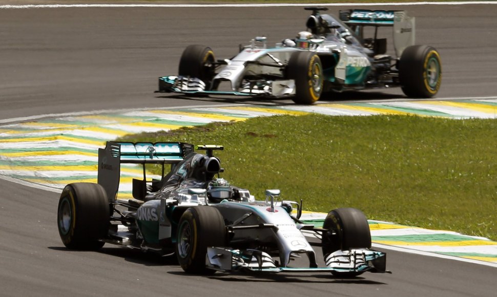 Nico Rosbergas (priekyje) ir Lewisas Hamiltonas