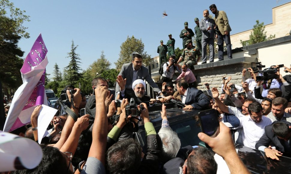 Iš Jungtinių Tautų Generalinės Asamblėjos grįžęs Hassanas Rouhani mojuoja šalininkams.