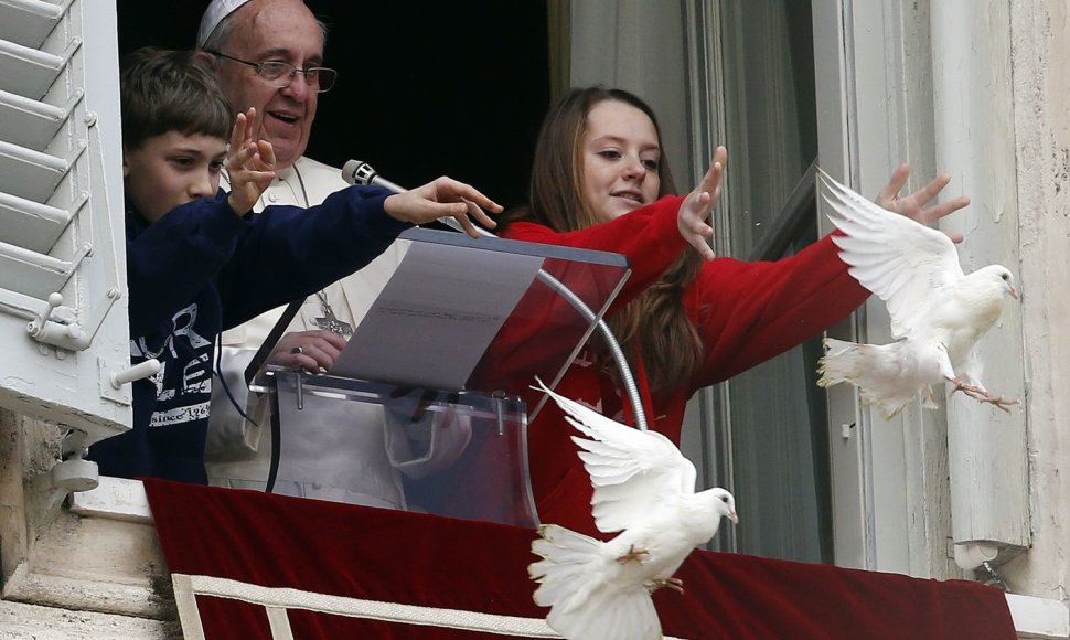 Popiežius Pranciškus su vaikais per Apaštalų rūmų langą paleido baltus karvelius