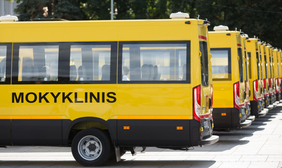 Naujų mokyklinių autobusiukų perdavimo mokykloms šventė