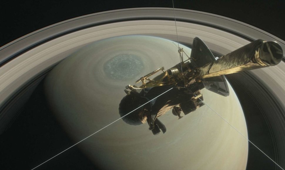„Cassini“ virš šiaurinio Saturno ašigalio