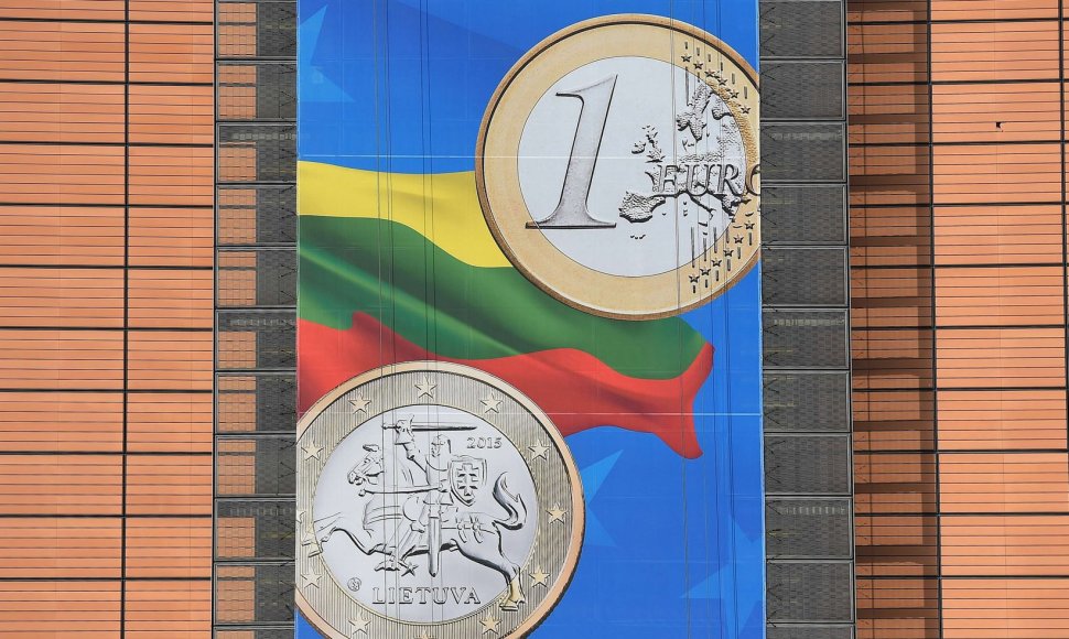 Lietuvą sveikinantis transparantas Briuselyje