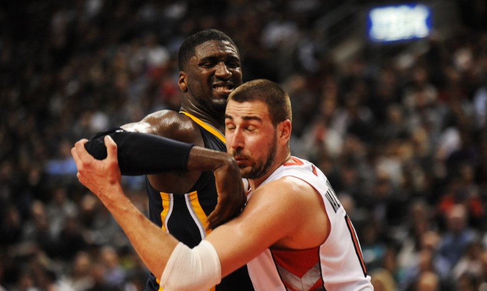  „Pacers“ žaidėjas Roy Hibbertas ir „Toronto Raptors“ vidurio puolėjas Jonas Valančiūnas