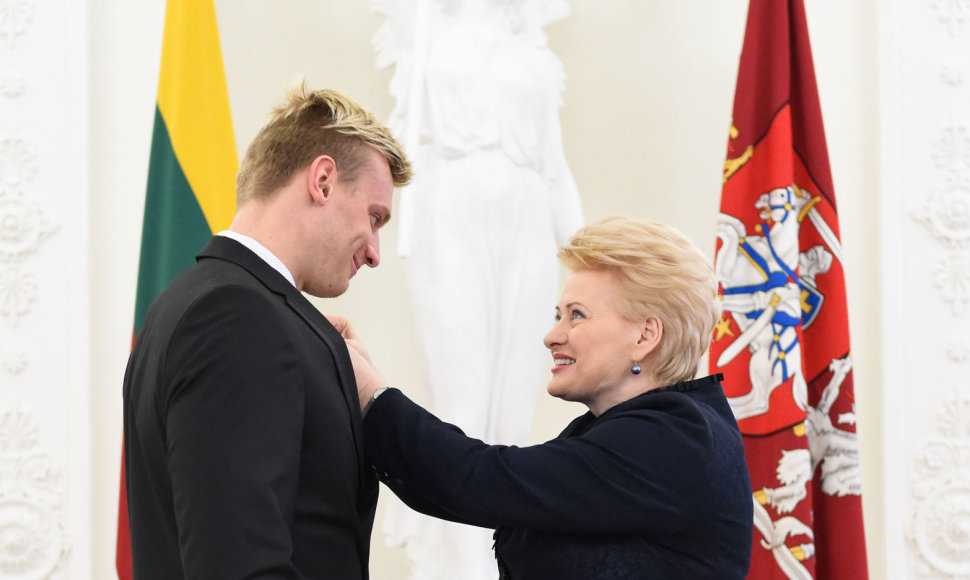 Giedrius Titenis gavo apdovanojimą iš Lietuvos Prezidentės Dalios Grybauskaitės rankų