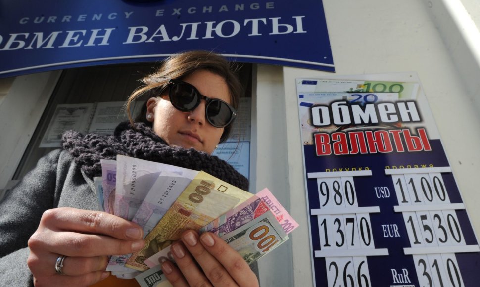 Moteris laiko Ukrainos nacionalinės valiutos grivinos banknotus