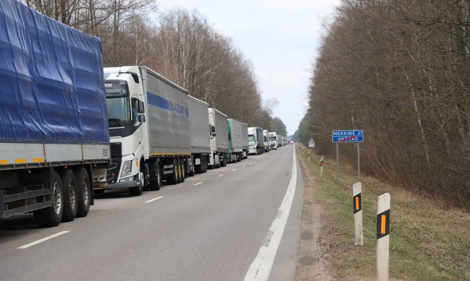 Vilkikų eilė prie Druskininkų ištįso jau iki 16 kilometrų