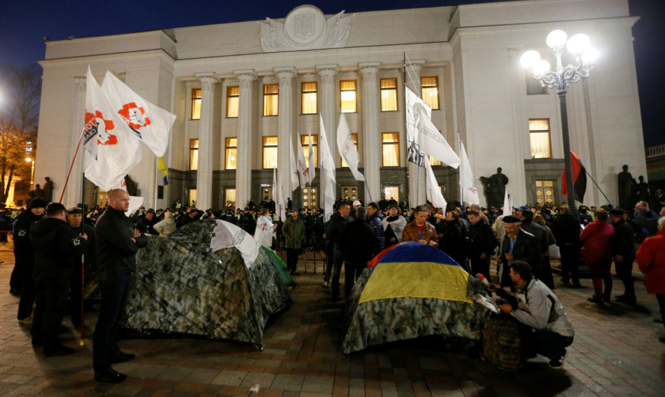 Protestuotojai prie Ukrainos parlamento įkūrė palapinių miestelį