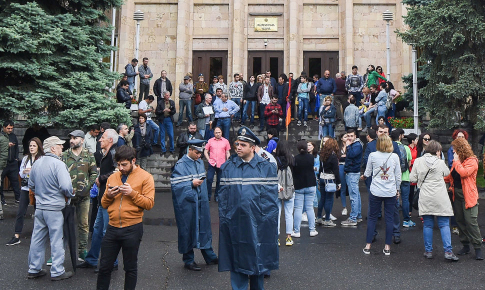 Protestuotojai blokavo teismų pastatus Jerevane