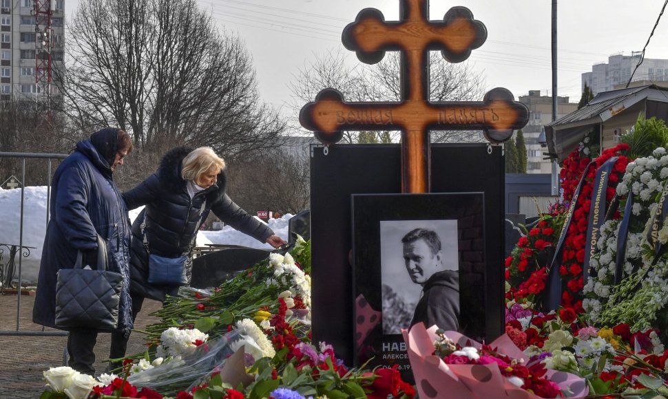 Liudmila Navalnaja (kairėje) ir Ala Abrosimova prie Aleksejaus Navalno kapo