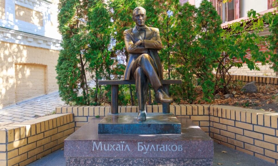 Paminklas rašytojui Michailui Bulgakovui Kyjive