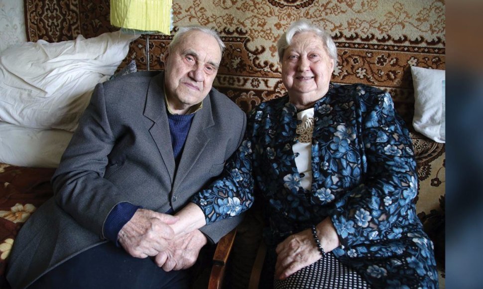 Dar ir po 65-erių drauge praleistų metų Jono ir Jadvygos meilė gyva. Jie šiltai glaudžiasi vienas prie kito, laikosi už rankų