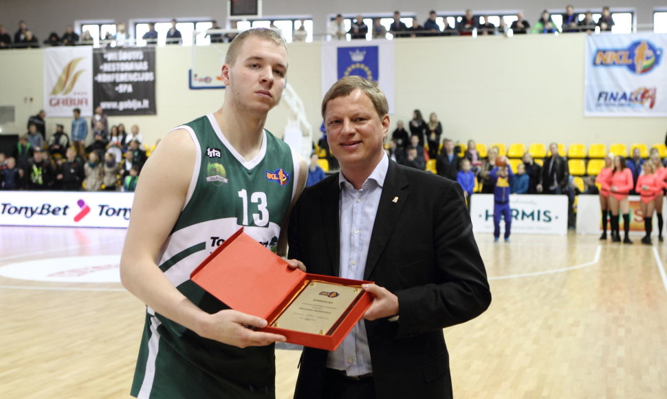 Labiausiai patobulėjusio NKL krepšininko prizą O. Olisevičiui įteikė lygos prezidentas R. Štaras