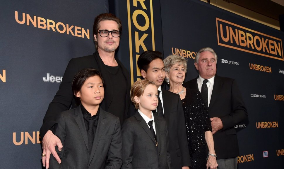 Bradas Pittas su tėvais Jane ir Williamu, įsūniais Paxu ir Maddoxu bei dukra Shiloh