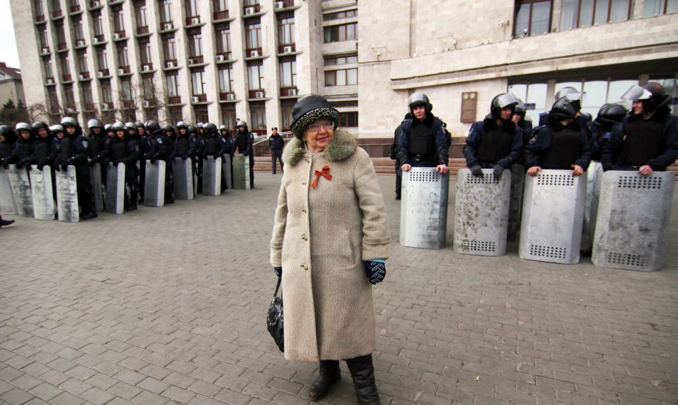 Moteris su prorusišku kaspinu netoli Ukrainos riaušių policijos prie vyriausybės pastato Donecke