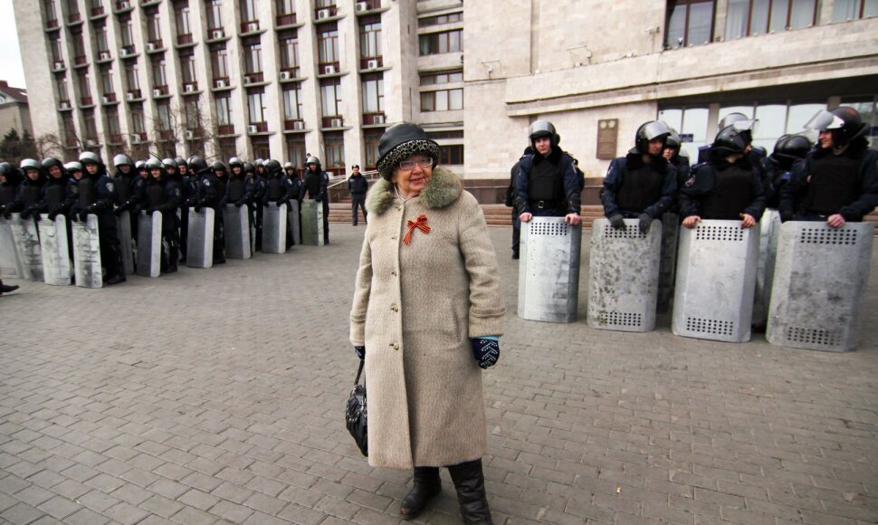 Moteris su prorusi&scaron;ku kaspinu netoli Ukrainos riau&scaron;ių policijos prie vyriausybės pastato Donecke
