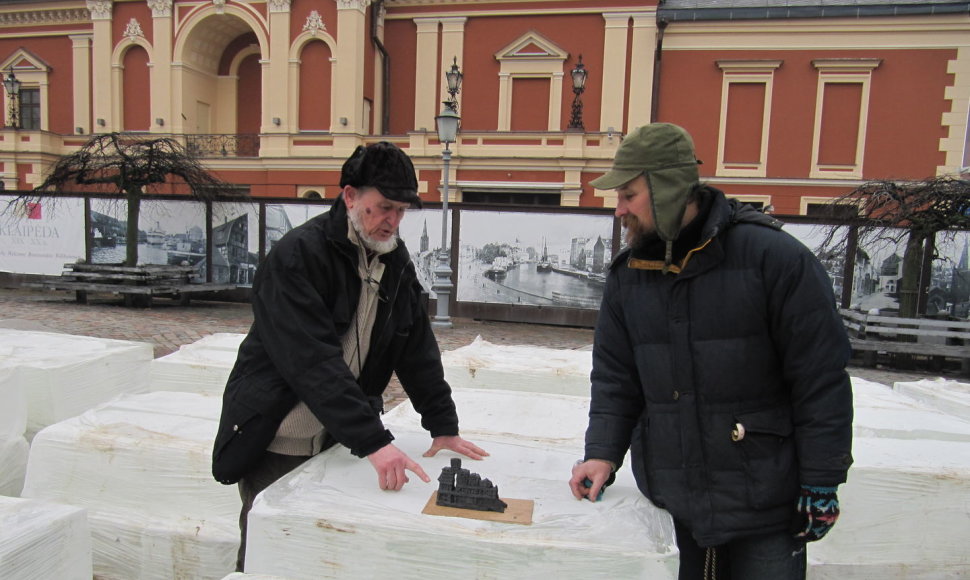 Klaipėdos Teatro aikštėje penktadienį atsivėrė kūrybinės ledo dirbtuvės. 
