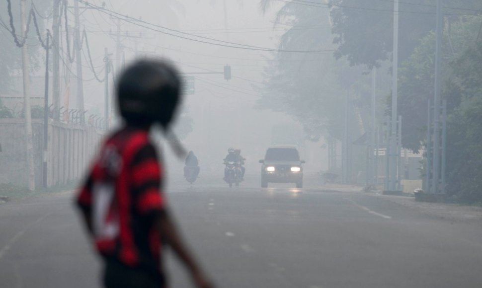 Indonezijoje dešimtys žmonių paguldyta į ligoninę dėl smogo tirštos miglos sąlygomis