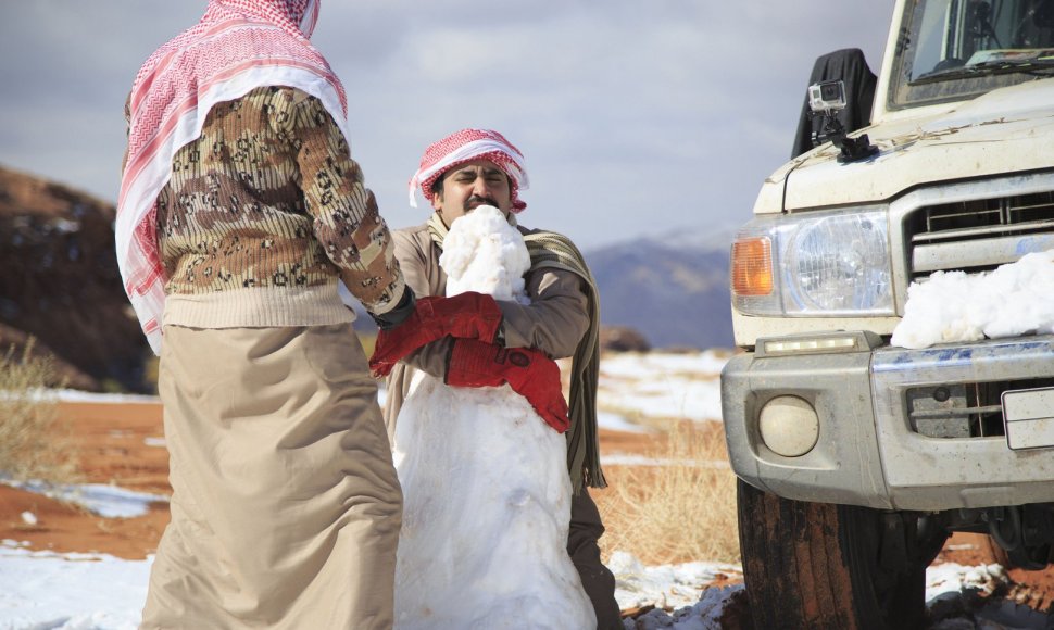 Saudo Arabijos gyventojai nedažnai turi galimybę pasidžiaugti sniegu.