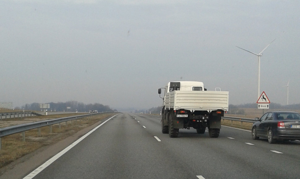 Lietuvoje pastebėti sunkvežimiai, primenantys rusų „humanitarinės pagalbos“ vilkikus.