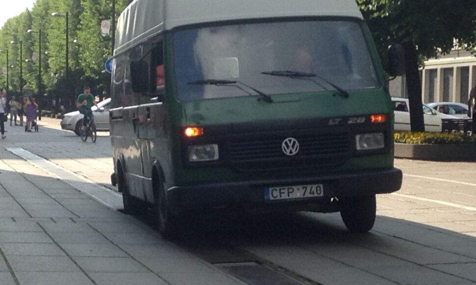 Laisvės alėjoje įstrigęs automobilis