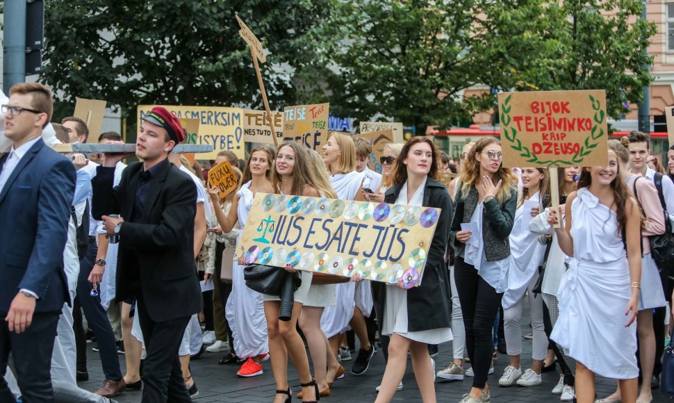 Vilniaus universiteto darbuotojų, studentų ir alumnų eisena į VU rūmus