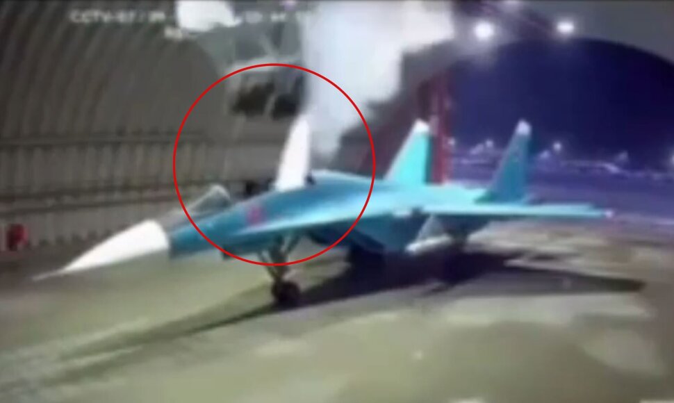Internete skelbiami vaizdai su neplanuotu pilotų katapultavimu iš naikintuvo-bombonešio Su-34