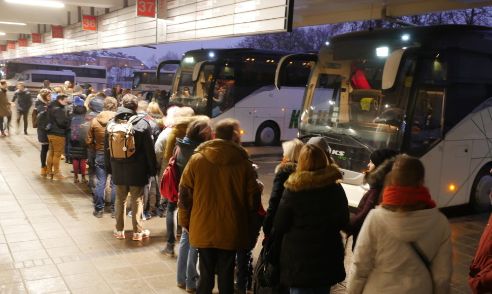 Vilniečiai plūsta į Vilniaus autobusų stotį nemokamų bilietų į Kauną