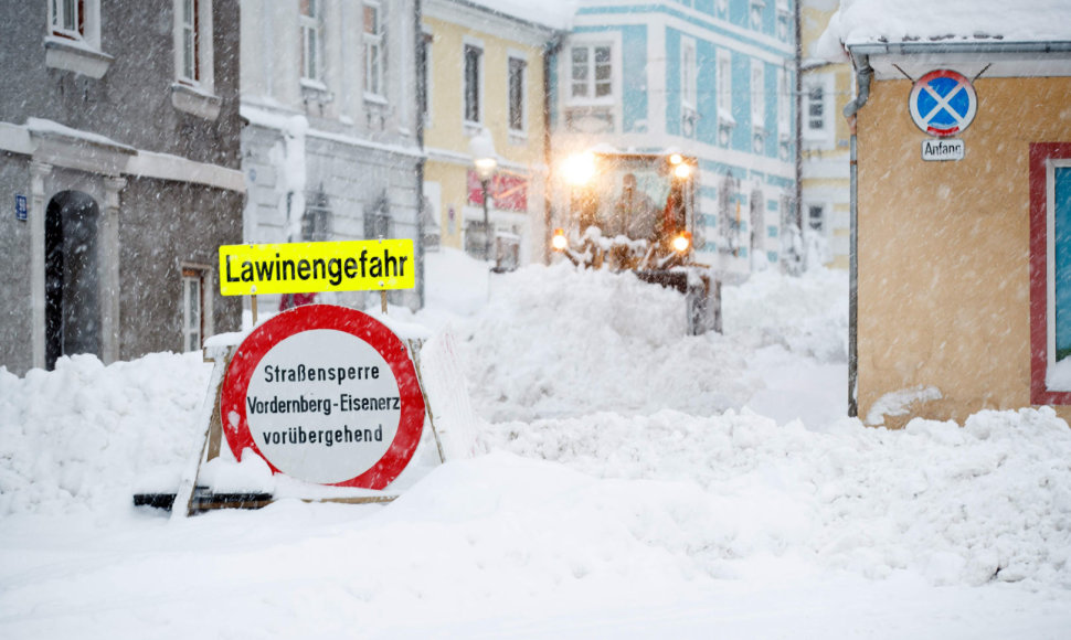 Sniegas paralyžiavo eismą Austrijoje ir dalyje Vokietijos