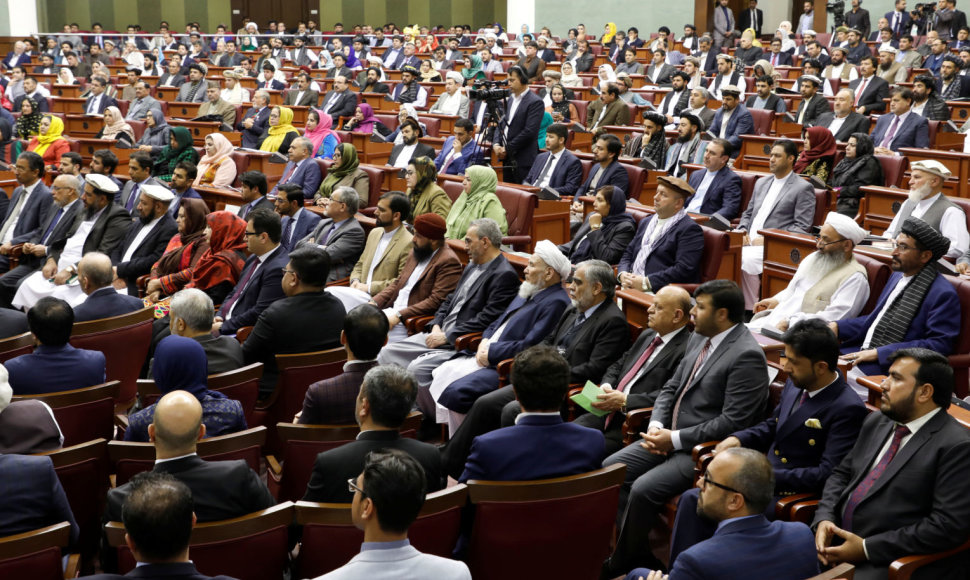 Afganistane pusmetis po rinkimų prisaikdinti parlamentarai