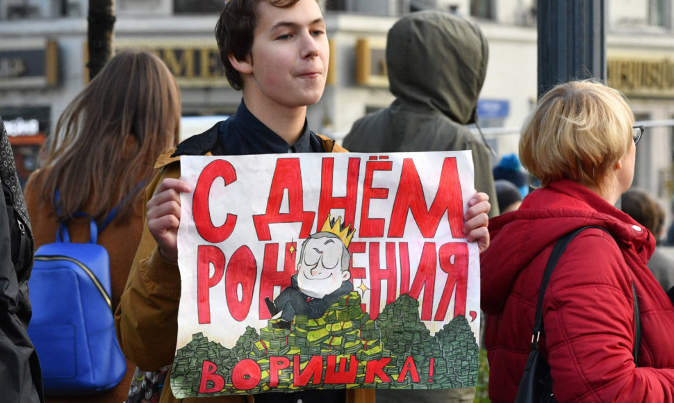 Protestuotojas laiko plakatą su užrašu „Su gimtadieniu, vagie“