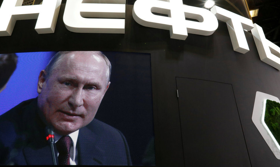 Rusijos prezidentas V. Putinas matomas ekrane Rusijos valstybinės naftos bendrovės "Rosneft" stende Sankt Peterburgo tarptautinio ekonomikos forumo metu