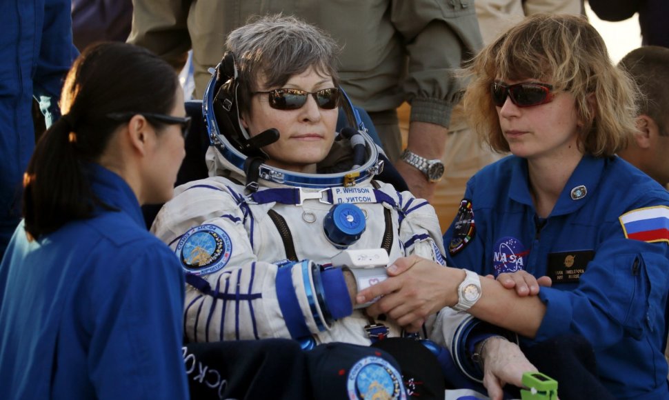 JAV kosmoso čempionė P.Whitson grįžo į Žemę.