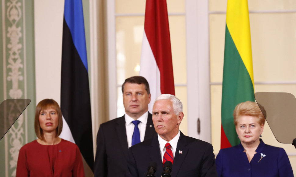 Mike'as Pence'as su Baltijos šalių lyderiais