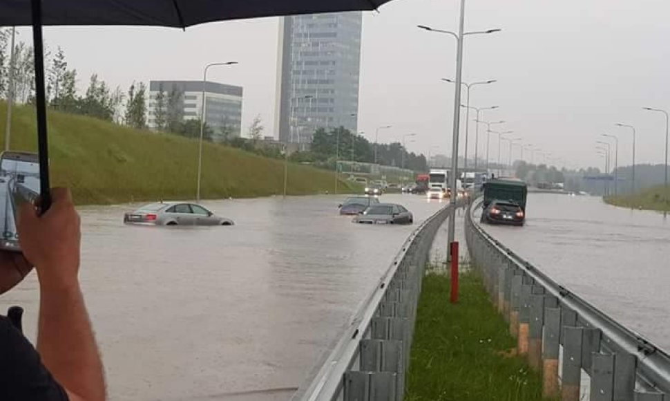 Vilniaus vakarinis aplinkkelis per birželio 29-osios liūtį