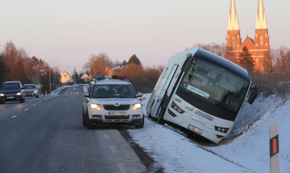 Biržų rajone nuo kelio nuslydo maršrutinis autobusas