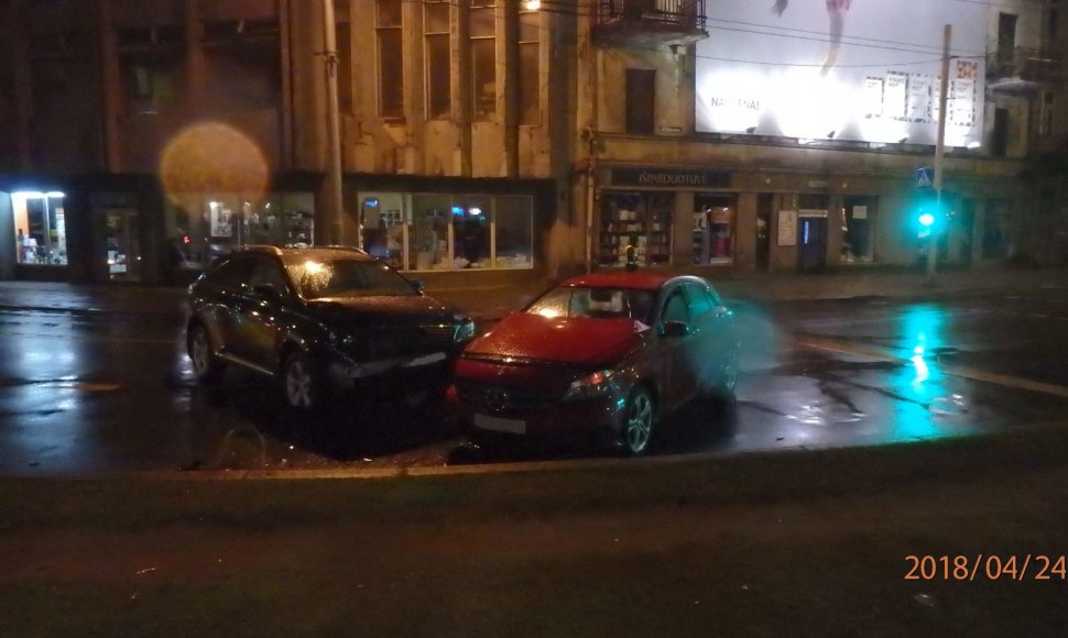 „Mercedes-Benz“ ir „Lexus“ avarija Kaune