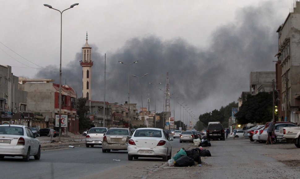  Libijos sostinėje Tripolyje verda mūšiai 
