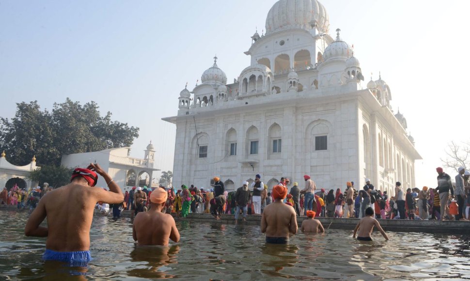 Indijoje milijonai hinduistų dalyvauja maudynių rituale