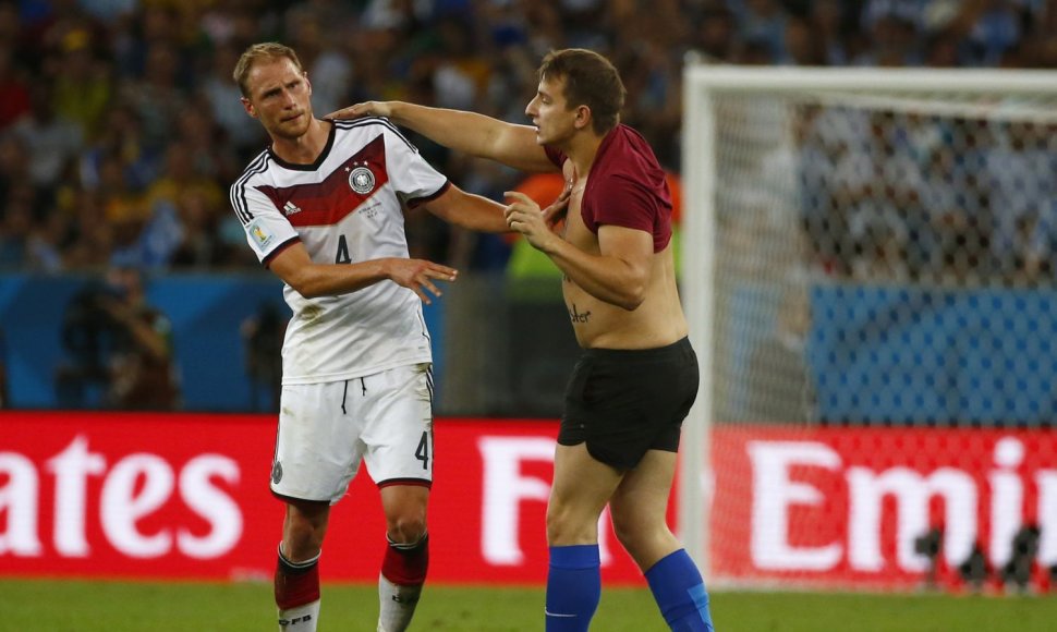 Į aikštė išbėgęs futbolo sirgalius prie Vokietijos futbolininko Benedikto Hoewedeso