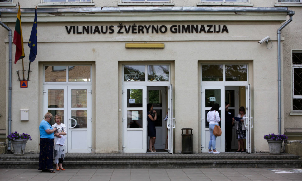 Vilniaus Žvėryno gimnazijoje abiturientai renkasi į lietuvių kalbos egzaminą