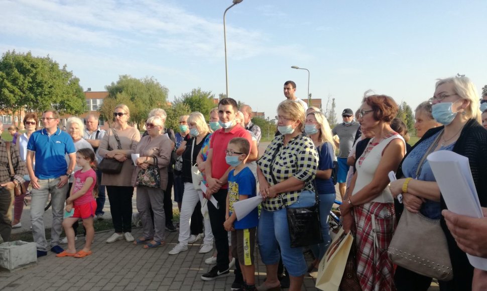 Nebegalėdami pakęst smarvės Klaipėdos Pietinės miesto dalies gyventojai susirinko į taikų protestą.