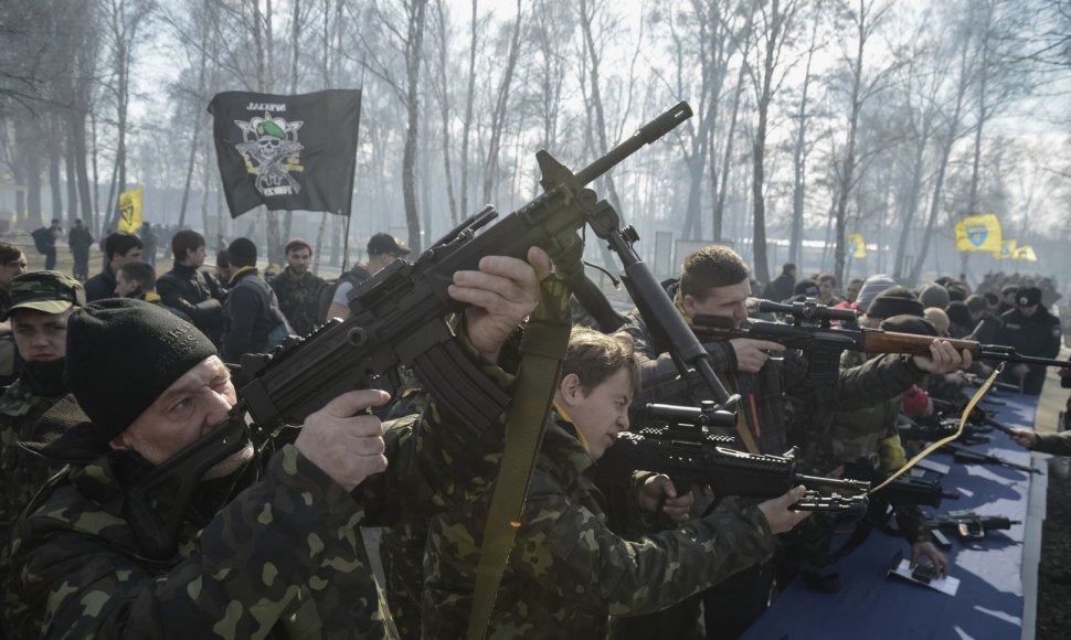 Daugiau kaip 500 savanorių dalyvavo mokymuose prie Kijevo, rengiantis galimai Rusijos okupacijai