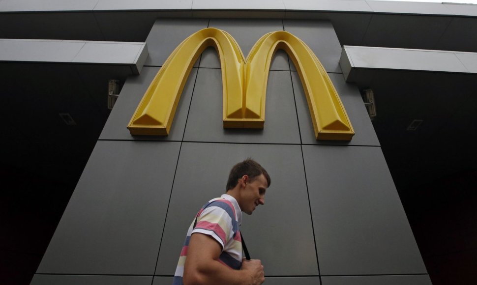 Maskvoje vyras eina šalia uždaryto „McDonald's“ restorano