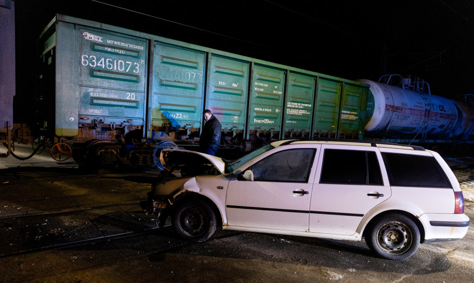 Automobilis susidūrė su traukiniu