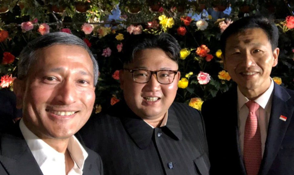 Singapūro diplomatijos vadovas Vivianas Balakrishnanas, Kim Jong Unas ir Singapūro švietimo ministras Ong Ye Kungas