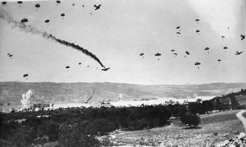 Vokiečių parašiutininkai leidžiasi Kretoje (1941 m. gegužė)