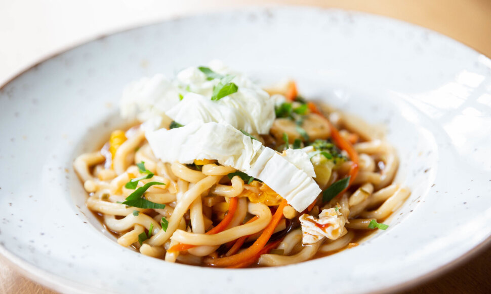 Udon makaronai su daržovėmis ir apelsinų Hoisin padažu