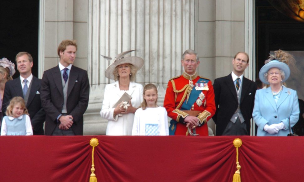 Britų karališkoji šeima (iš kairės): lordas Ivaras Mountbattenas, princas Williamas, Kornvalio hercogienė Camilla, Ivaro Mountbatteno dukra Ella, princas Charlesas, princas Edwardas ir karalienė Elizabeth II (2005 m.)