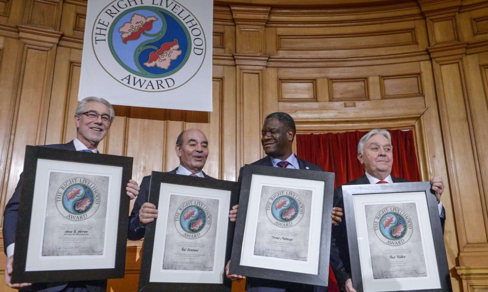 Iš kairės: šveicarų biologas Hansas Herrenas, žmogaus teisų gynėjas ir advokatas iš Gazos ruožo Raji Sourani, Denisas Mukwege ir amerikietis Paulas Walkeris